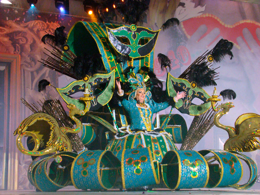 Personne en costume coloré avec masques et plumes pendant le carnaval à Tenerife.