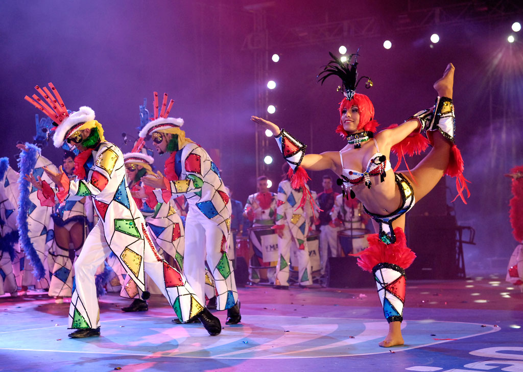 Des danseurs en costumes colorés se produisant au carnaval de Tenerife.