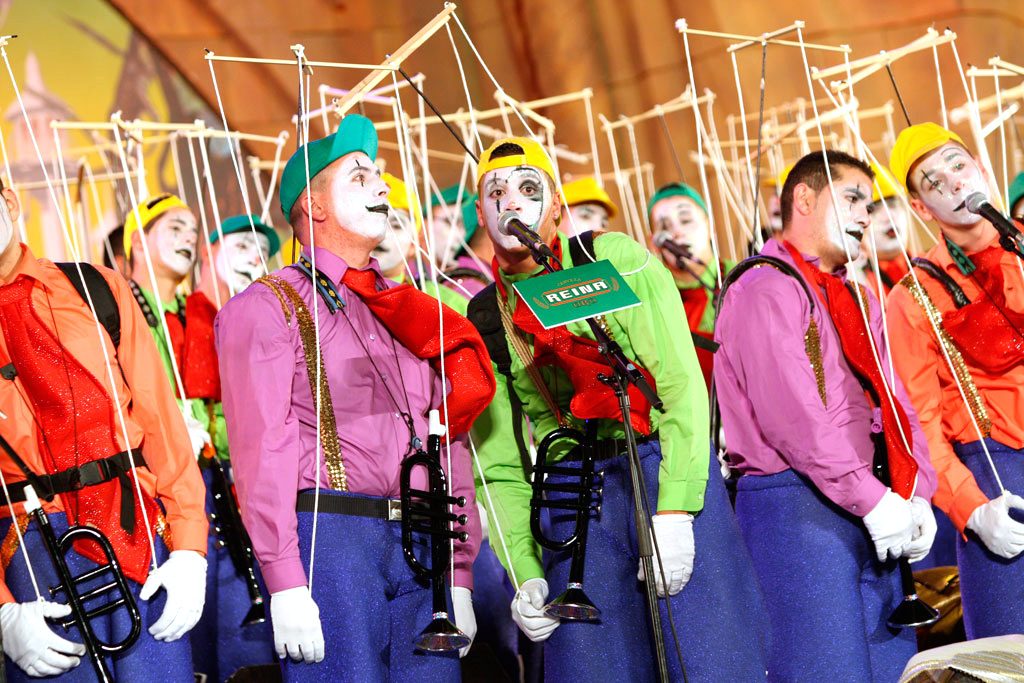 Comparé aux costumes colorés et au maquillage du Carnaval de Santa Cruz de Tenerife.