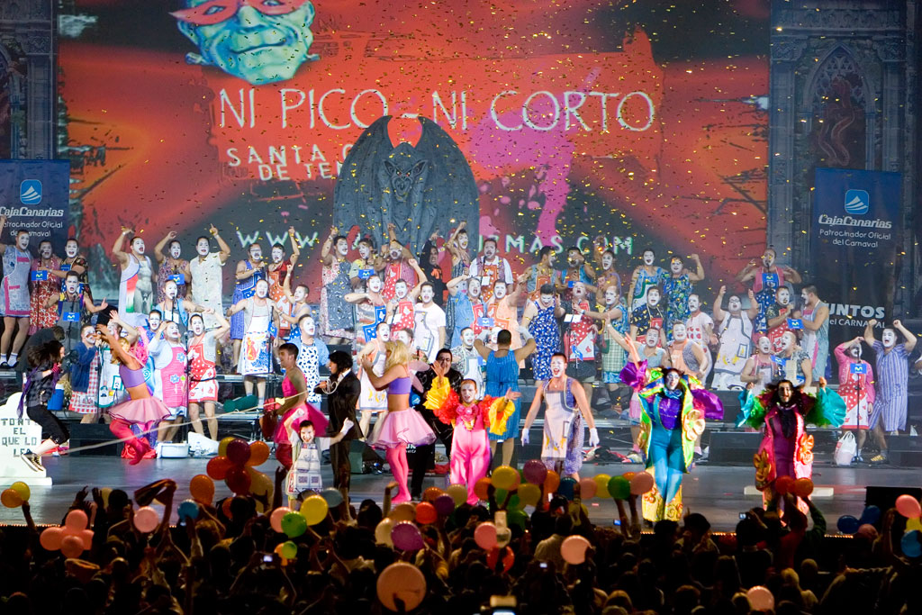 Des personnes en costume au Carnaval de Santa Cruz de Tenerife. Inclut le texte NI PICO NI CORTO.