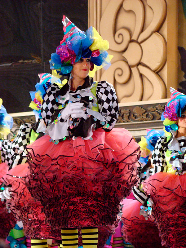 Personne en costume coloré de carnaval à Tenerife.