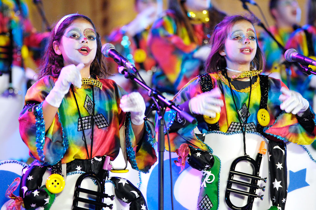 Des filles chantant en costume lors d’un festival à Tenerife.