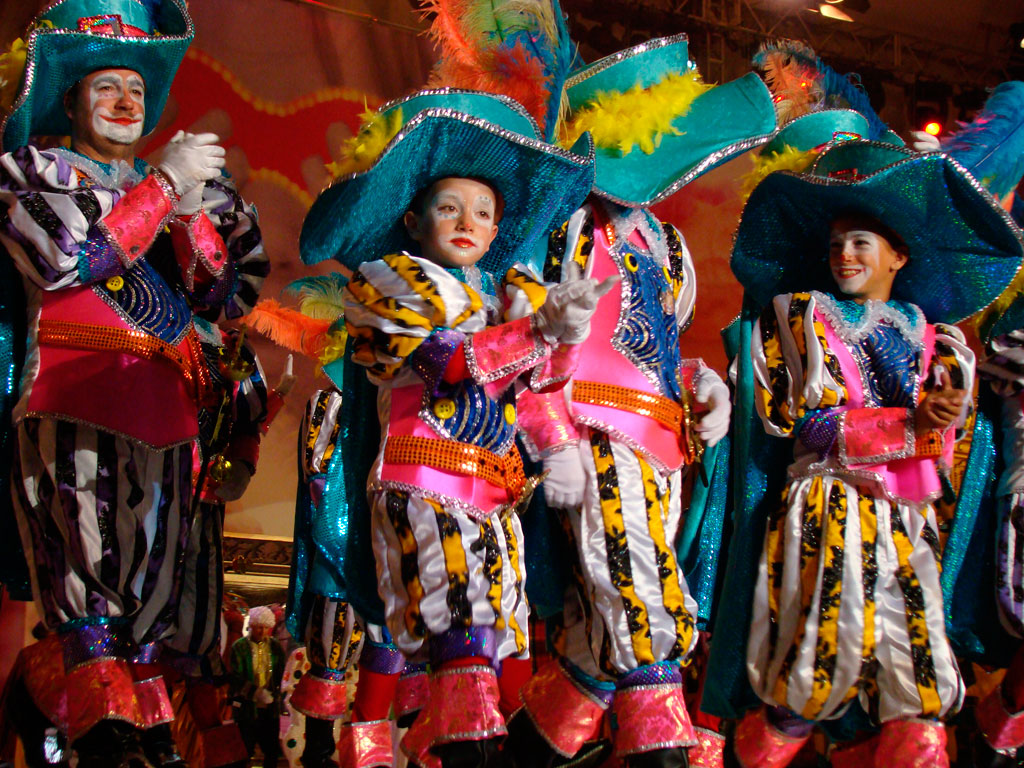 Des gens se déguisaient au carnaval de Tenerife, vêtus de costumes colorés et colorés.