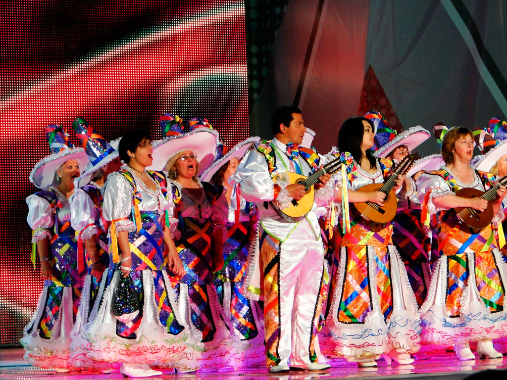 Un groupe musical vêtu de costumes colorés se produit lors du Carnaval à Tenerife.