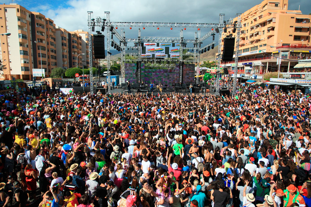 Concert en plein air à Tenerife devant une foule devant la scène.