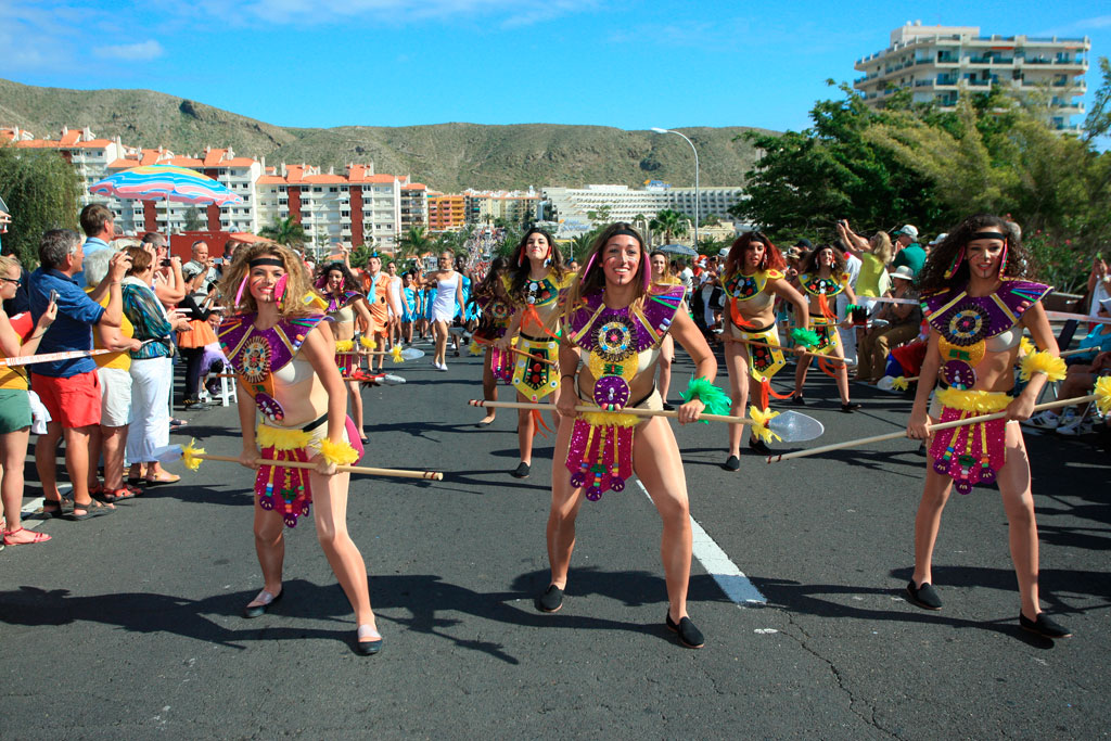 Groupe de danseurs lors d’un défilé de rue à Tenerife.
