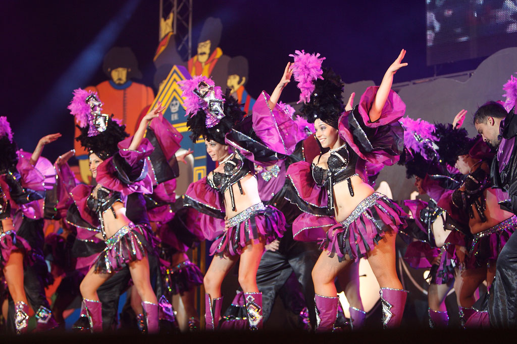 Des danseurs en costumes colorés se produisant lors du Carnaval de Tenerife.
