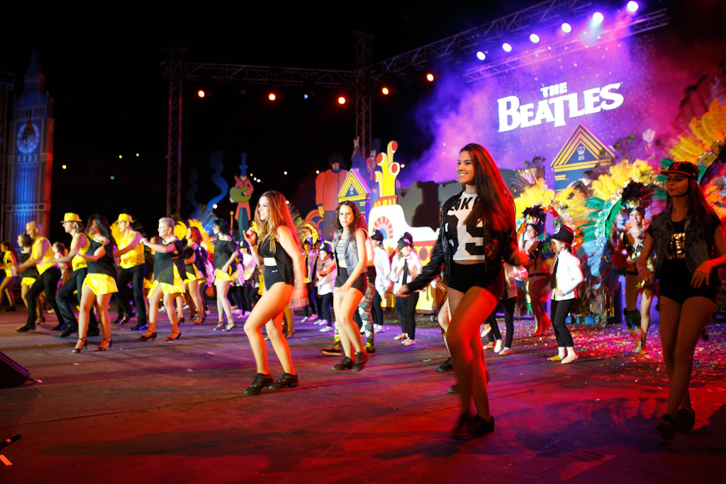 Groupe de danseurs lors d’un concert sur le thème des Beatles à Tenerife.