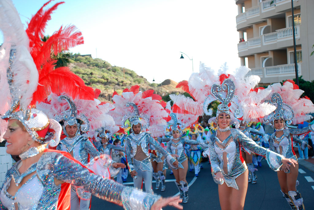 Danseurs costumés au carnaval de Santa Cruz de Tenerife.