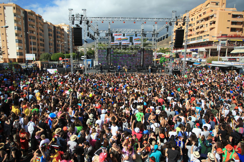 Foule lors d’un concert en plein air à Playa de las Americas, Tenerife.