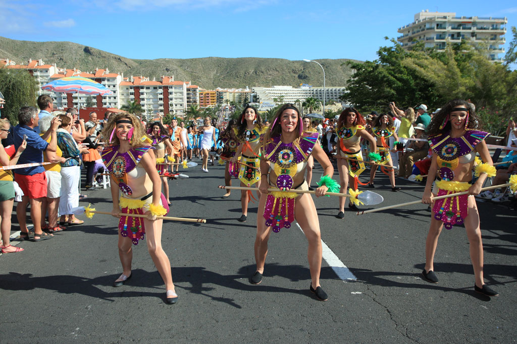 Des personnes en costumes dansent lors d’un défilé dans la rue principale de Los Cristianos, à Tenerife.