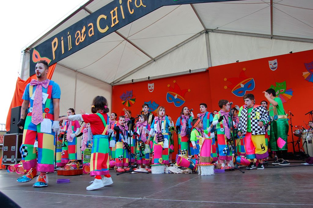 Des enfants en costume se produisent sur la scène de la Piñata Chica à Tenerife.