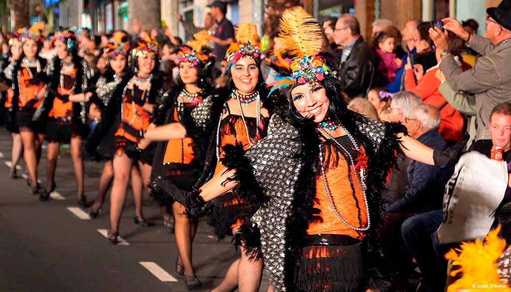 Groupe de danseurs dans le défilé du carnaval à Santa Cruz de Tenerife.