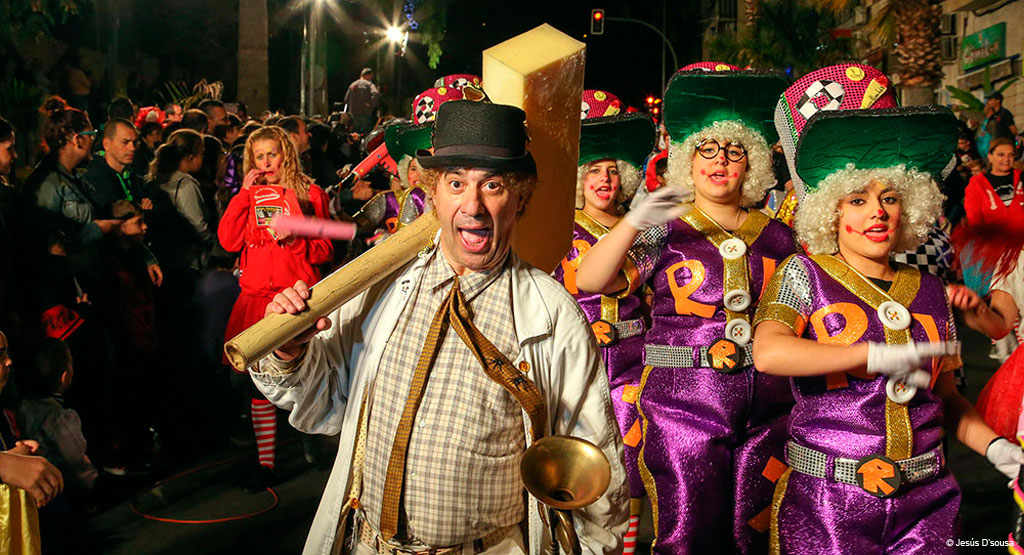 Des gens en costumes colorés défilant lors d’un carnaval à Santa Cruz de Tenerife.