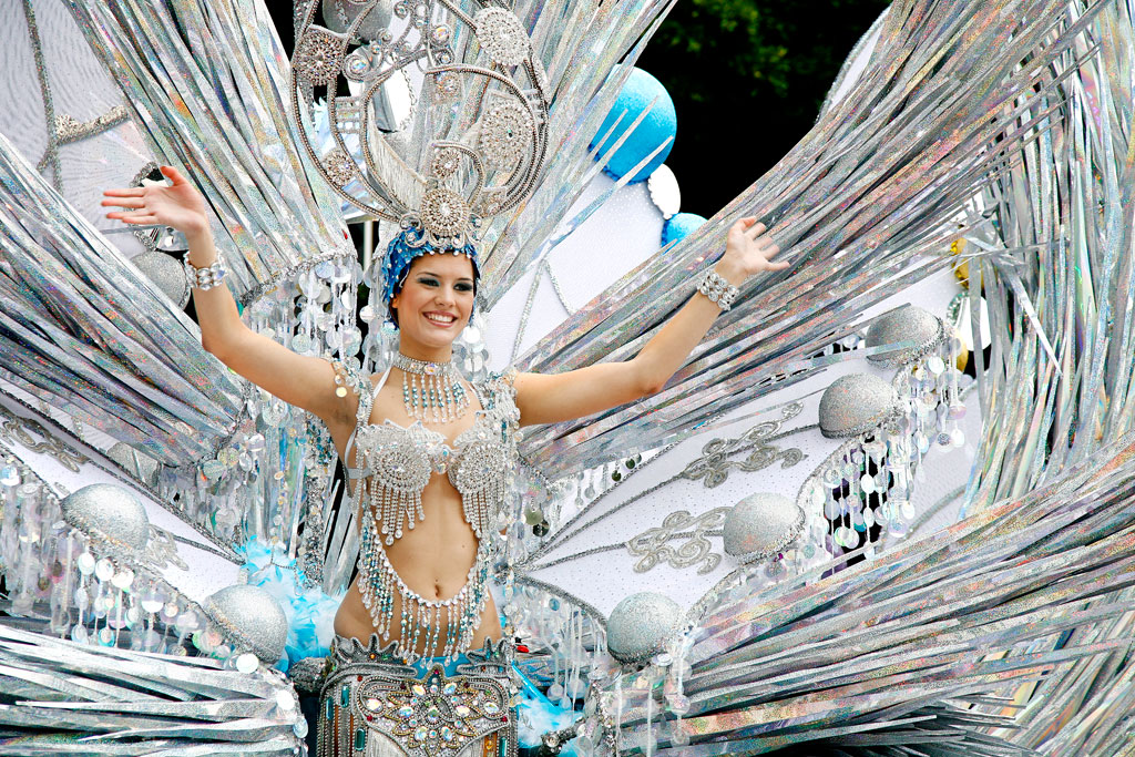 Personne en costume fantastique pendant le Carnaval de Santa Cruz de Tenerife.