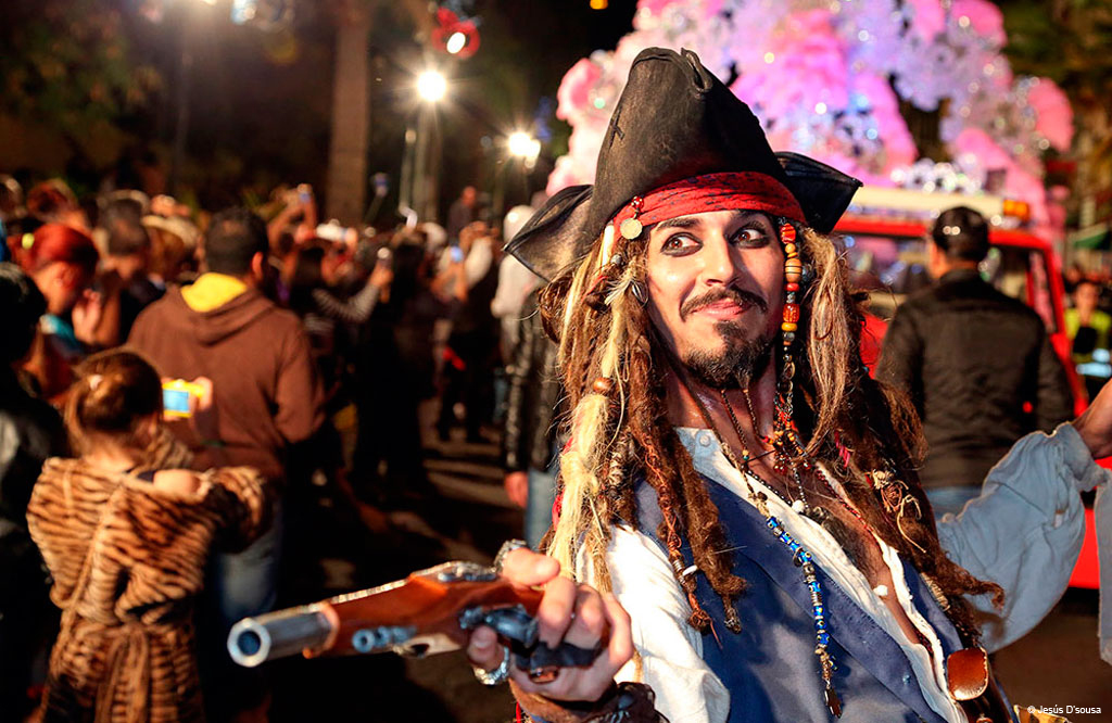 Personnage déguisé en pirate lors d’une fête à Santa Cruz de Tenerife.