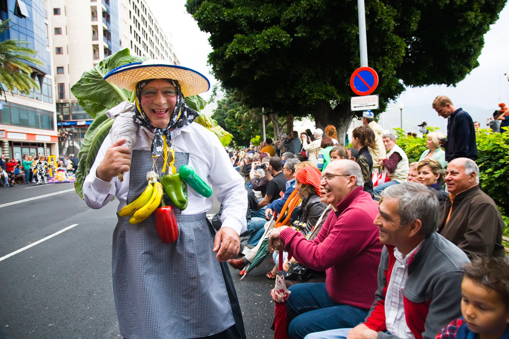Célébration à Santa Cruz de Tenerife avec un homme costumé qui réjouit le public.