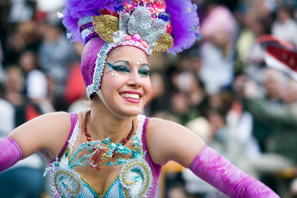Danseuse souriante en costume coloré lors d’un événement à Tenerife.