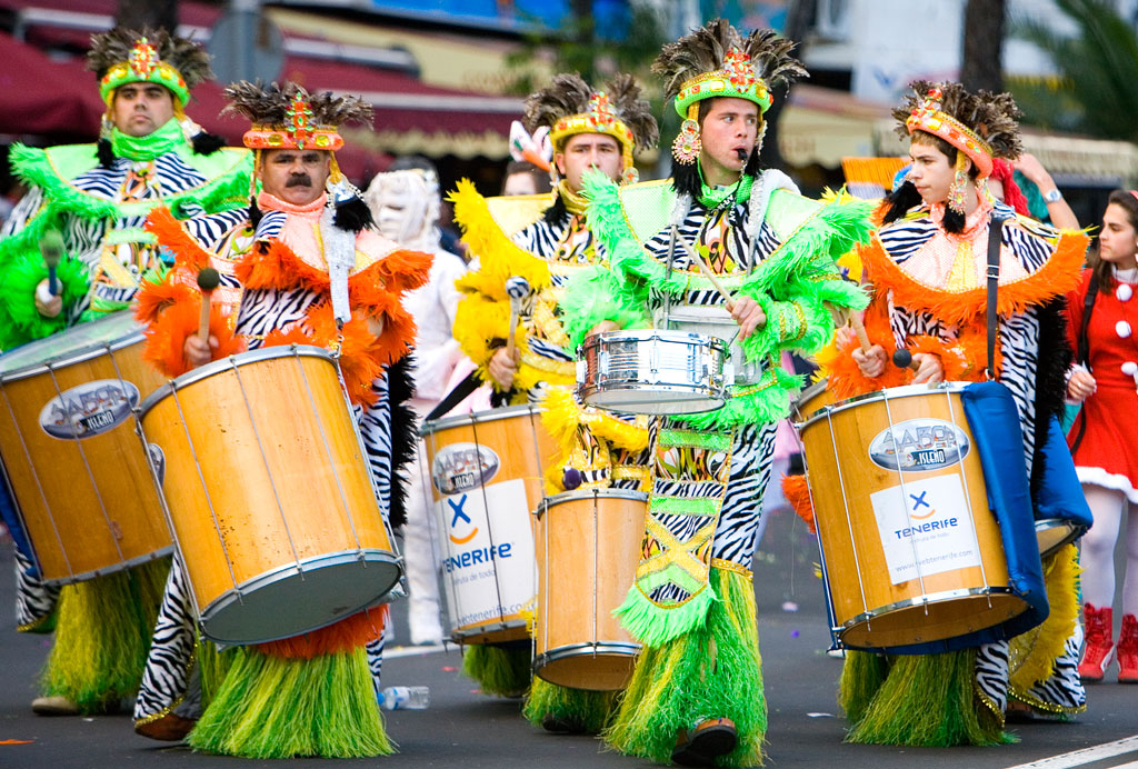 Un groupe de musiciens costumés joue de la batterie lors d’un événement à Tenerife.