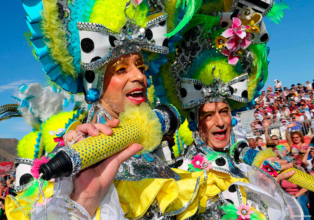 Des gens en costume chantant au Carnaval de Tenerife.