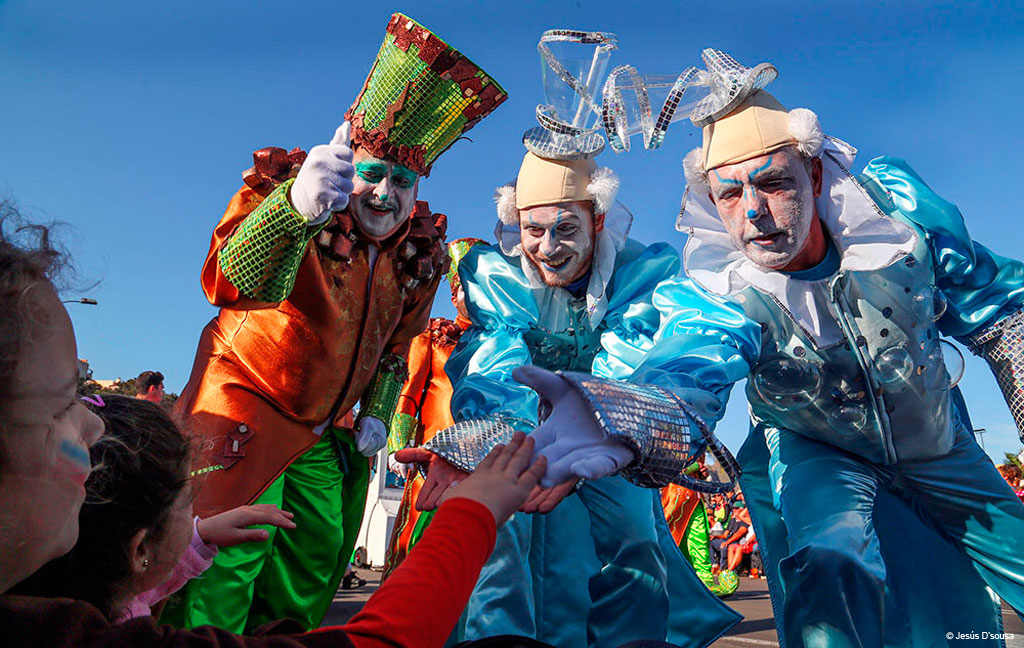 Des clowns accueillent les enfants pendant le carnaval à Tenerife.