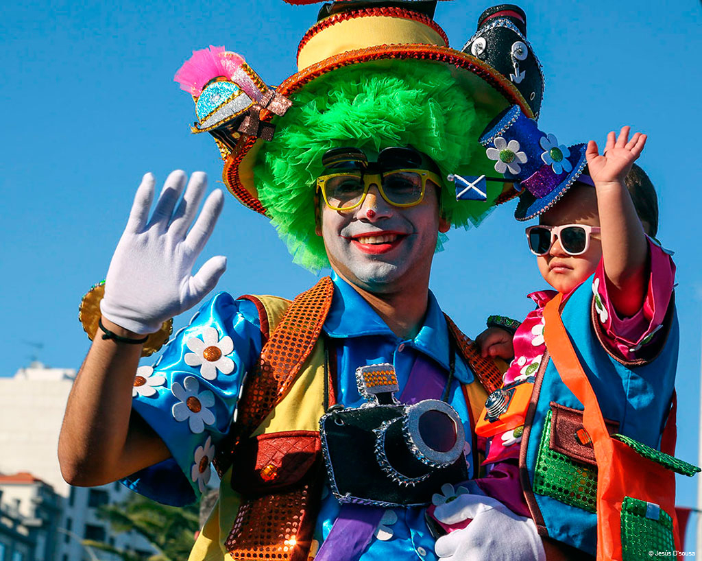Personne déguisée en clown et enfant au carnaval de Tenerife.