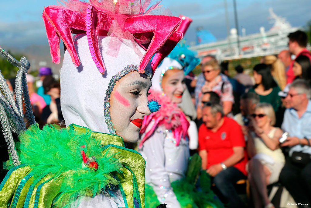 Des gens en costumes colorés de carnaval lors d’un événement à Tenerife.