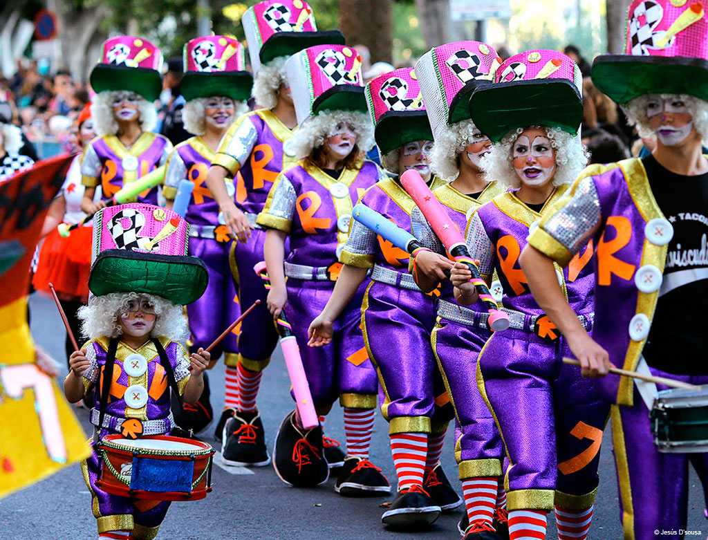 Groupe de personnes déguisées lors d’un défilé de carnaval à Santa Cruz, Tenerife.