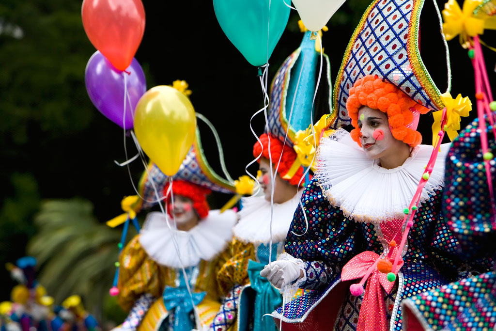 Des gens déguisés en mimes avec des ballons colorés lors d’un défilé à Tenerife.