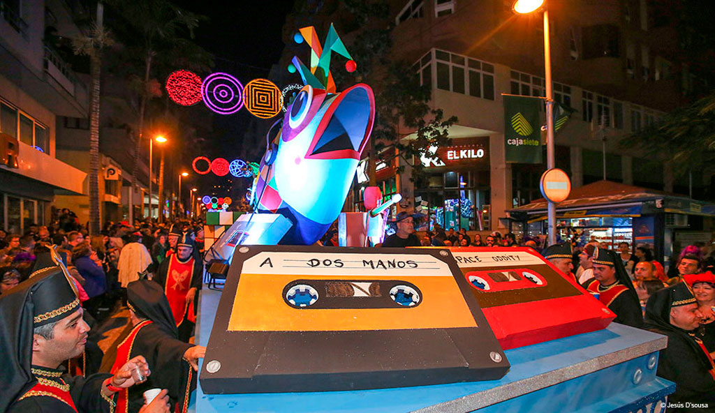Char coloré au Carnaval de Tenerife avec des rubans décoratifs.