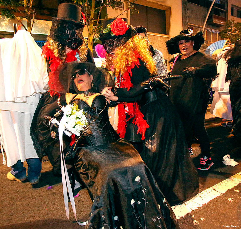 Des gens en costumes lors d’une célébration nocturne à Santa Cruz de Tenerife.