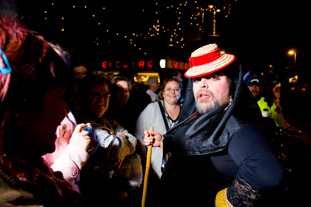 Personne en costume et groupe célébrant la nuit à Santa Cruz de Tenerife.