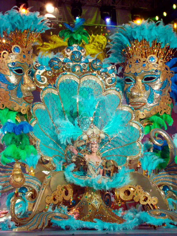 Costume coloré et élaboré du Carnaval de Tenerife.