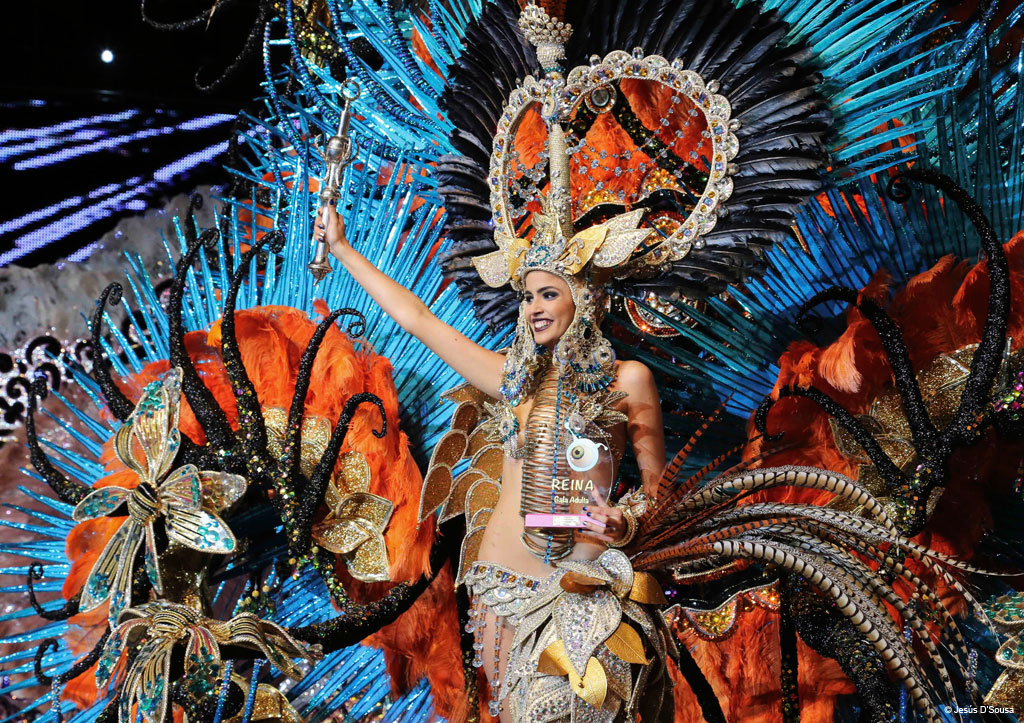 Personne en costume coloré et couronne pendant le carnaval de Tenerife.