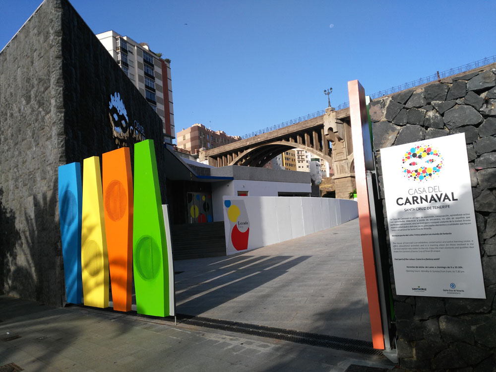 Installations de la Casa del Carnaval à Santa Cruz de Tenerife, avec des décorations colorées à l’entrée.