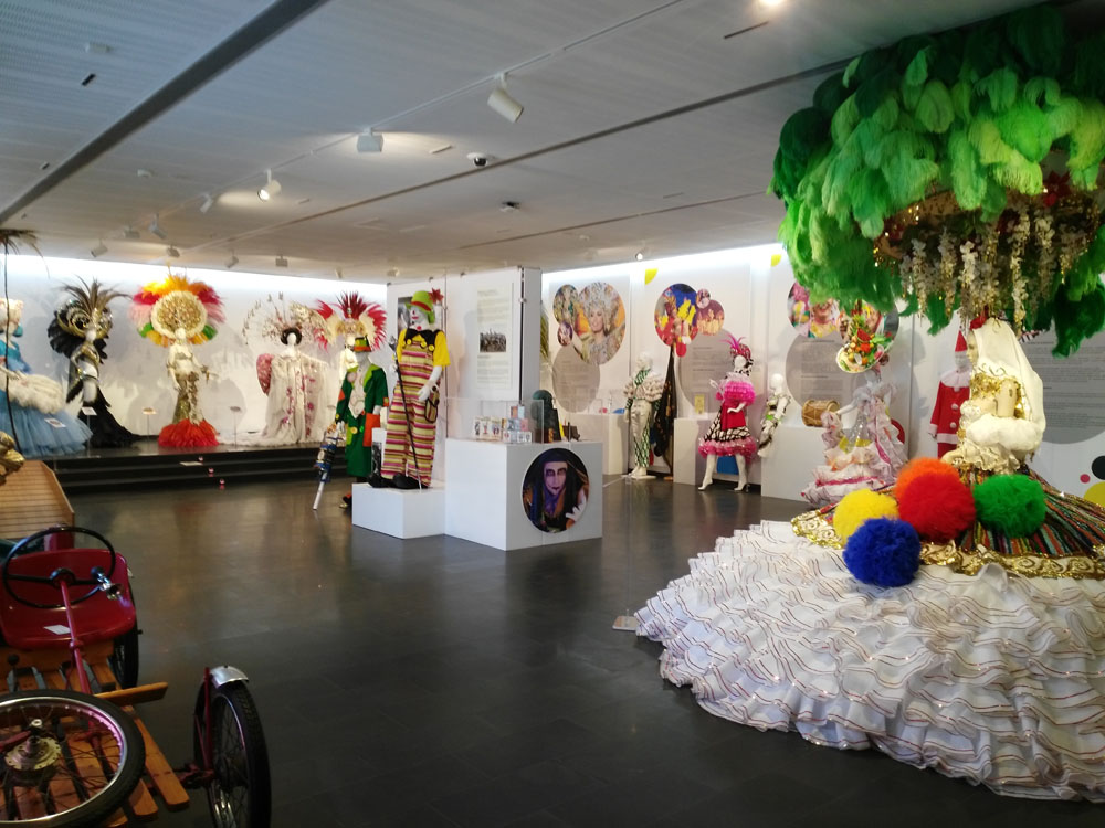 Exposition de costumes colorés de carnaval à Tenerife.