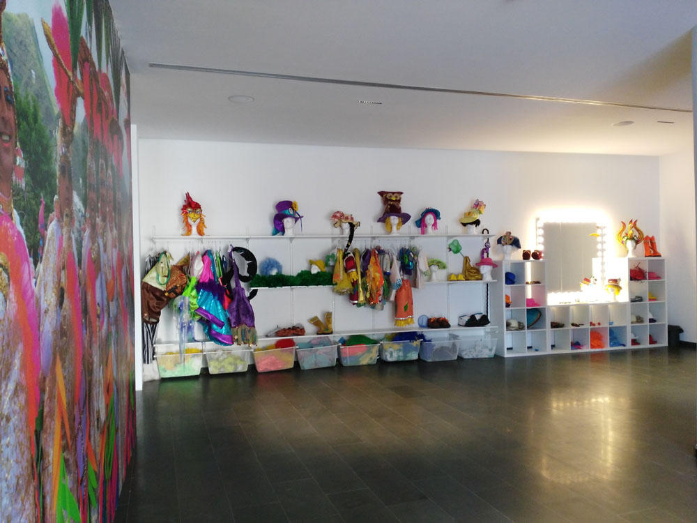 Costumes de carnaval et costumes dans une salle éclairée à Tenerife.