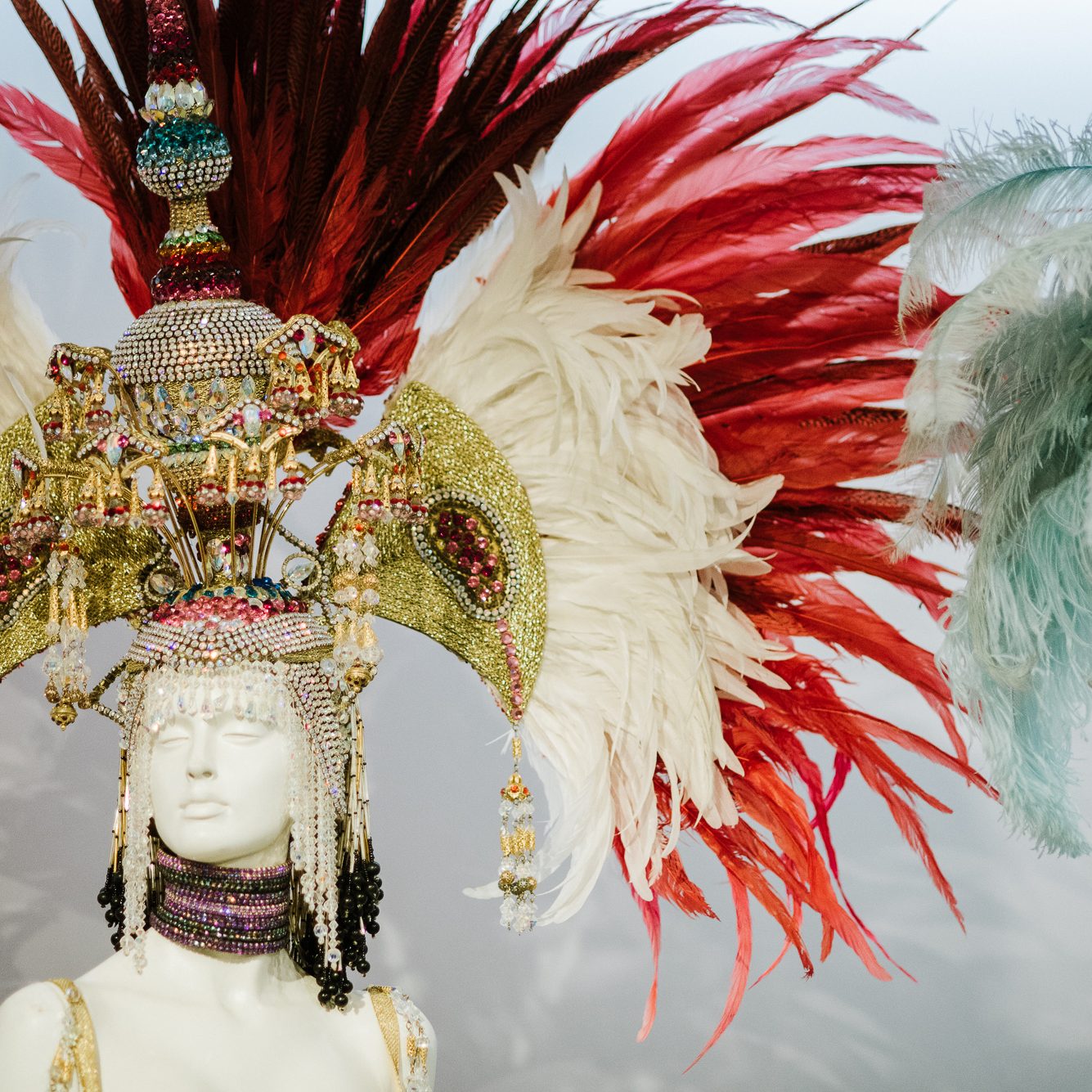 Mannequin avec une coiffe de plumes élaborée et des perles brillantes au Carnaval de Tenerife.