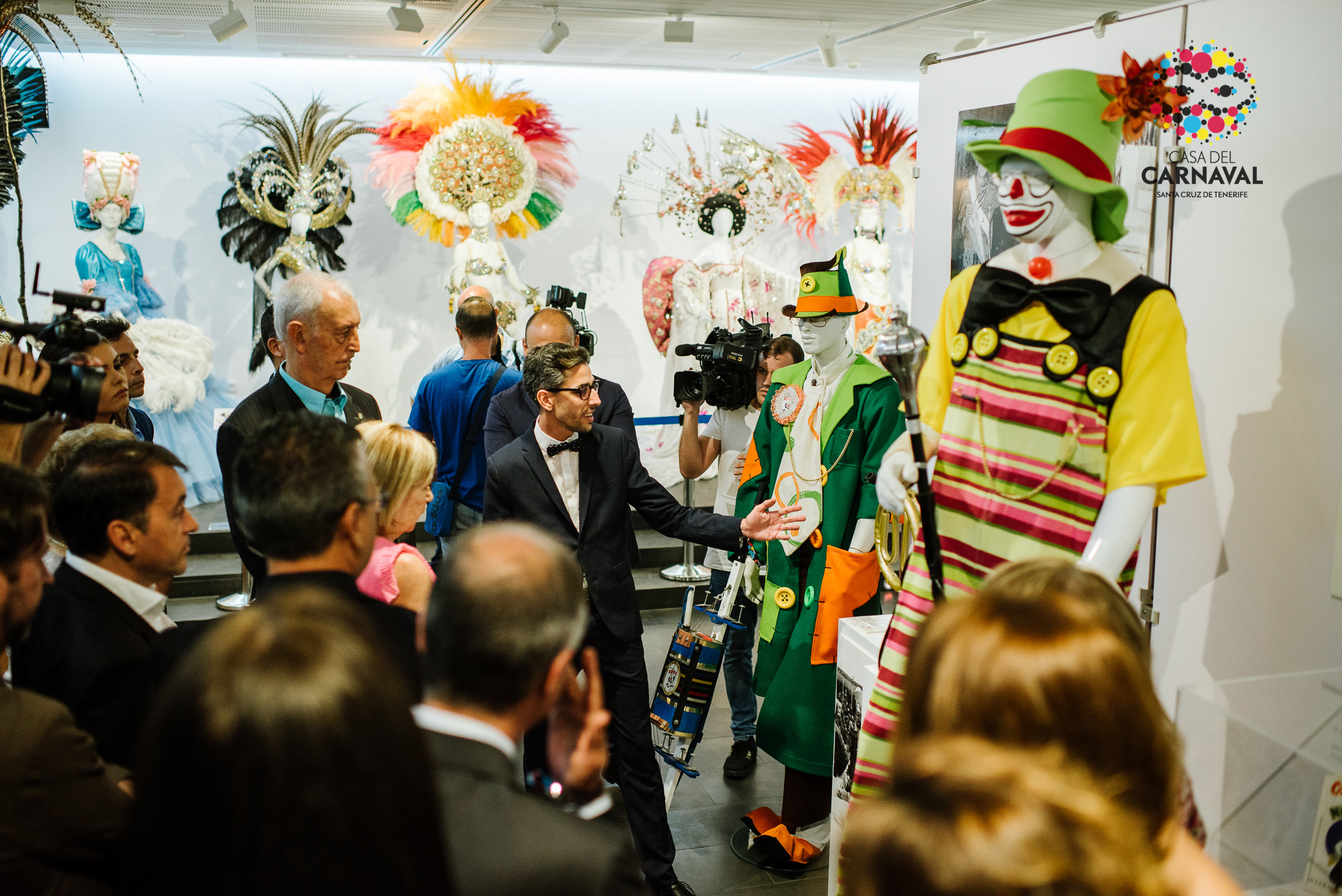 Groupe de personnes observant des costumes de carnaval dans un lieu à Santa Cruz de Tenerife.