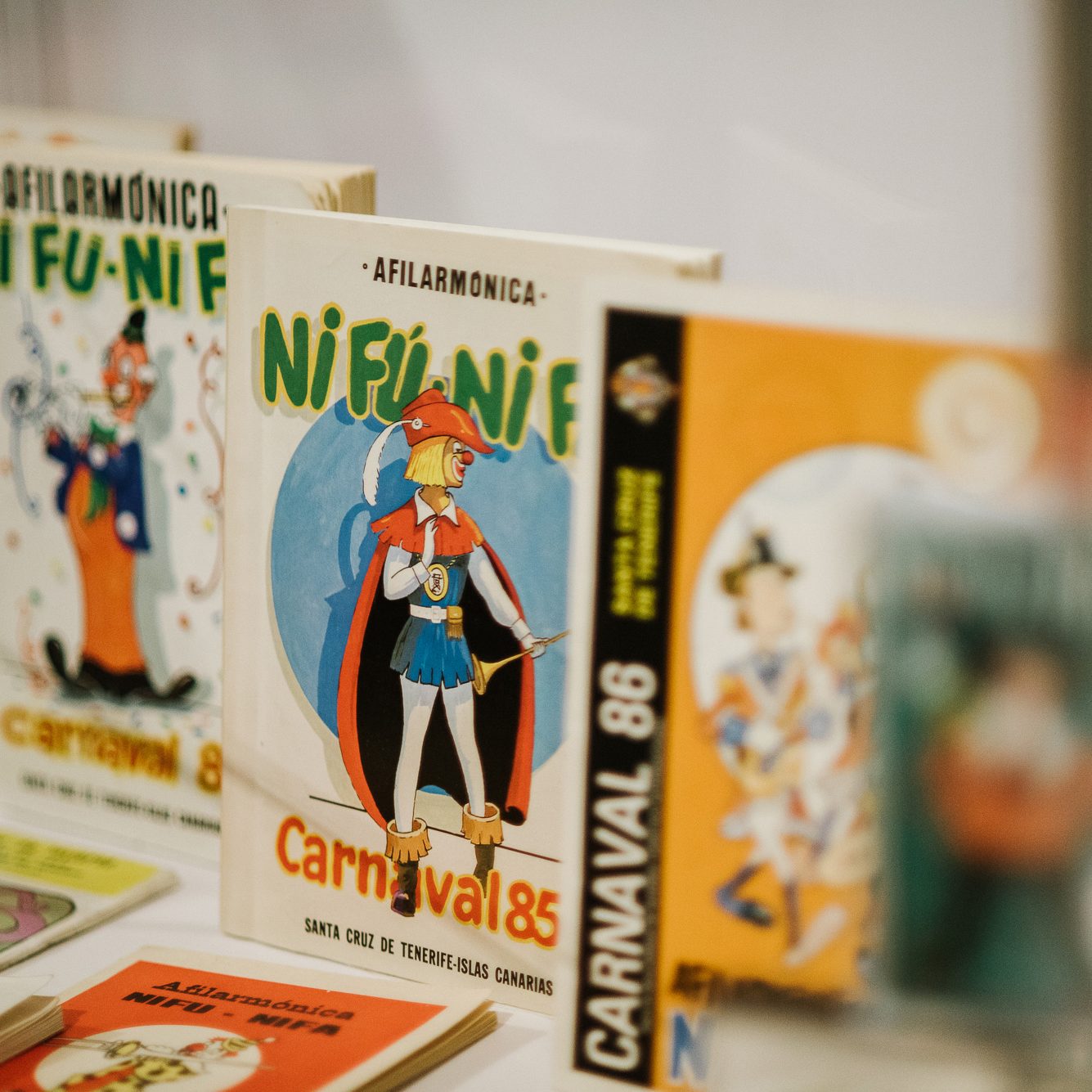 Affiche du Carnaval 85 avec personnage costumé à Santa Cruz de Tenerife.