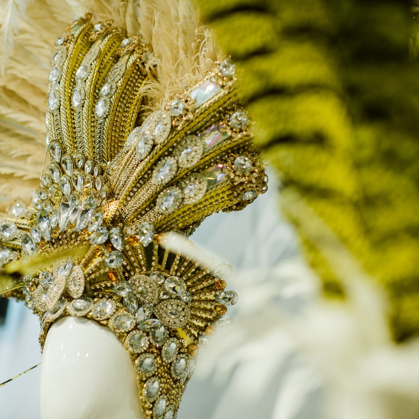 Chapeau orné de plumes et de pierres précieuses brillantes à Santa Cruz de Tenerife.