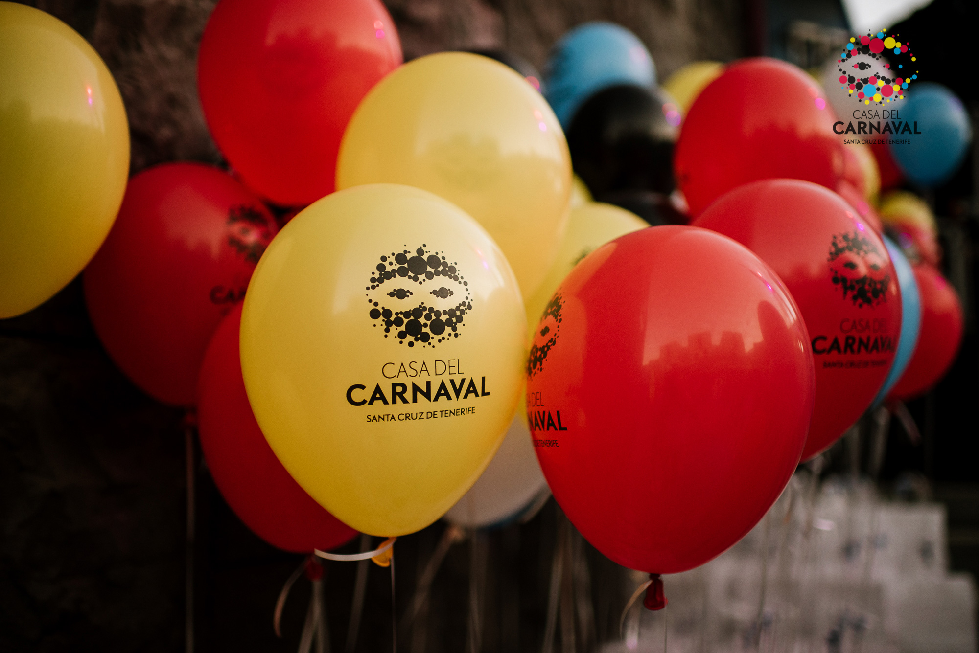 Des ballons rouges et jaunes portant le texte CASA DEL CARNAVAL, Santa Cruz de Tenerife.