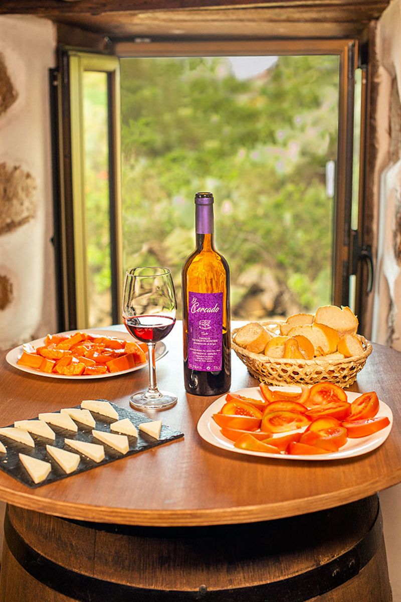Bouteille de vin El Cercado et snacks sur la table à Tenerife.