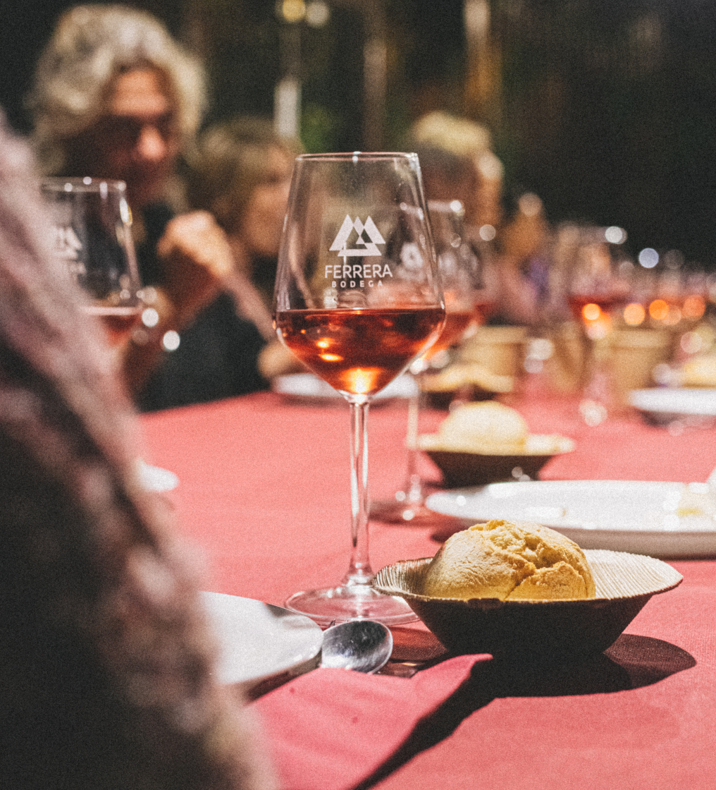 Verre de vin et pain sur la table de la Bodega Ferrera, Tenerife.