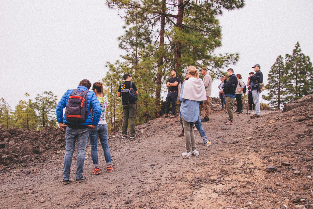 Groupe de personnes marchant le long d’un sentier volcanique à Tenerife.