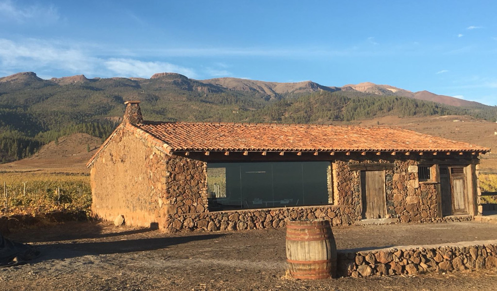Maison en pierre dans le paysage montagneux de Tenerife.
