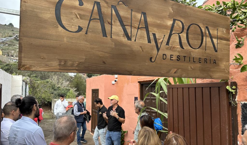 Les gens se sont rassemblés sous la bannière CAÑA et RON DESTILERÍA à Tenerife.