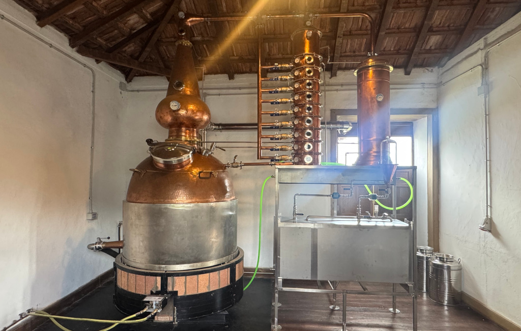 Alambic en cuivre dans une distillerie traditionnelle à Tenerife.