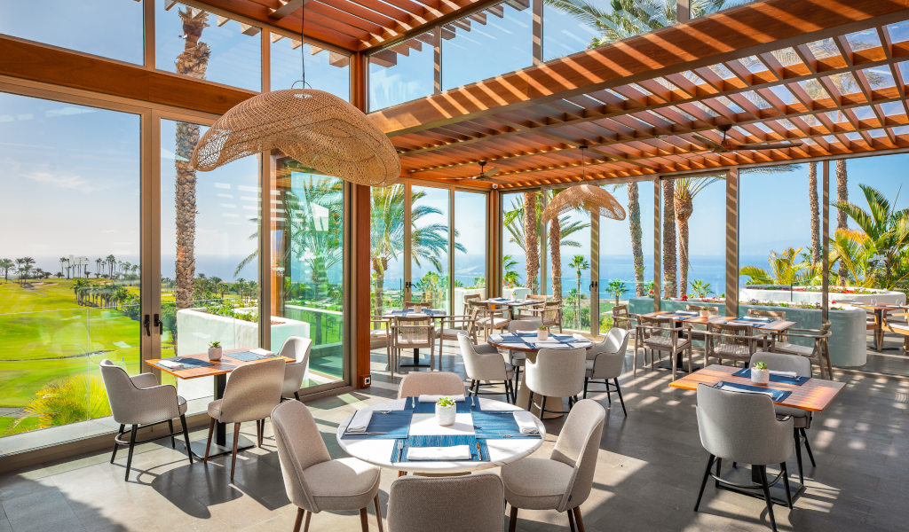 Restaurant avec vue sur la mer et parcours de golf à Tenerife.