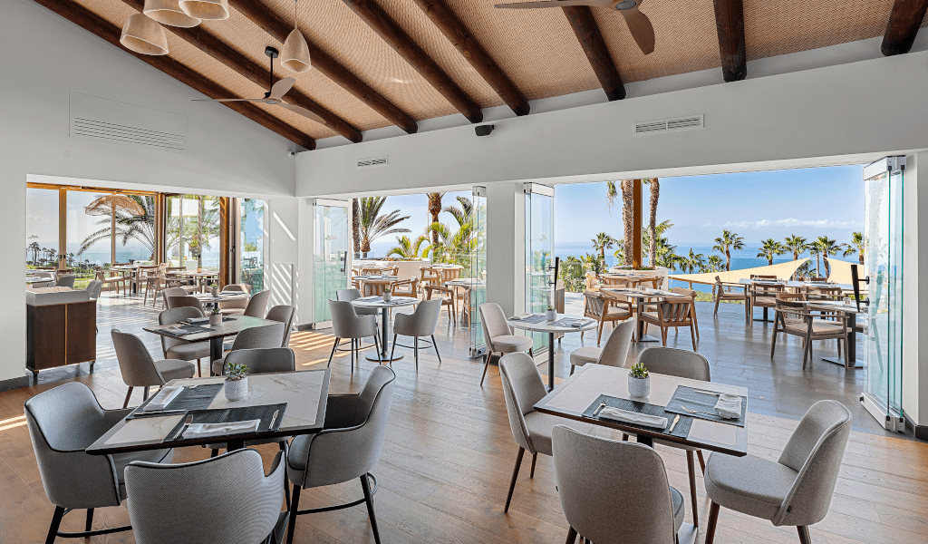 Restaurant avec vue sur la mer et palmiers à Tenerife.